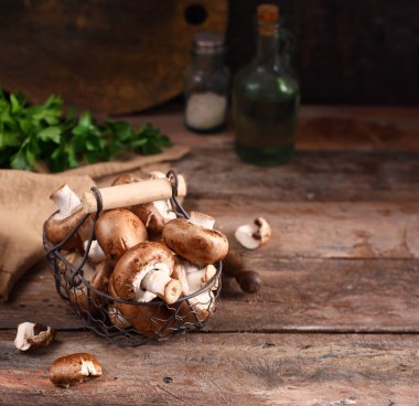 Tahta bir masada doğal organik mantar.