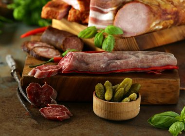 Sosis, jambon, pastırma.