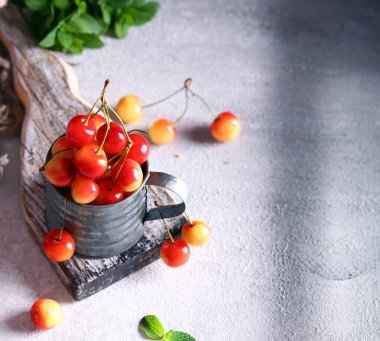 Masanın üzerinde doğal olgun organik kiraz