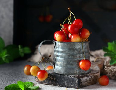 Masanın üzerinde doğal olgun organik kiraz
