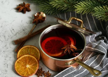 Noel içki mulled şarap baharatlar ile