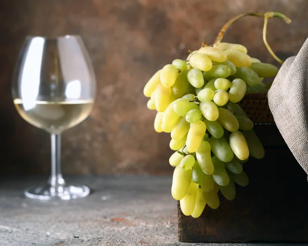 葡萄酒乡村风格的新鲜葡萄收获 — 图库照片