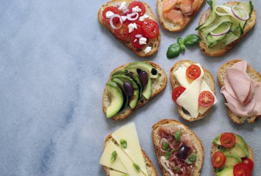 Farklı dolgularla sıralanmış bruschetta.