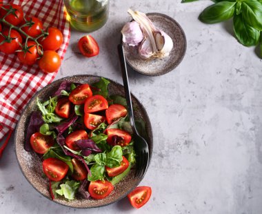 domatesli salata ve fesleğen, sağlıklı yemek.