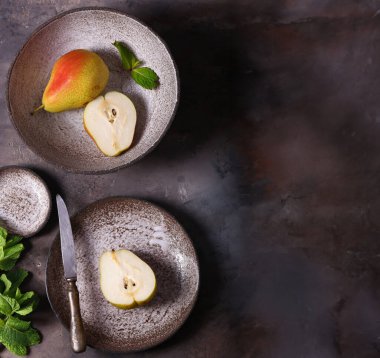 Masada olgun bir armut var.