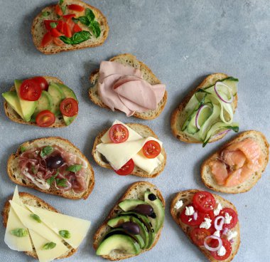 Farklı dolgularla sıralanmış bruschetta.