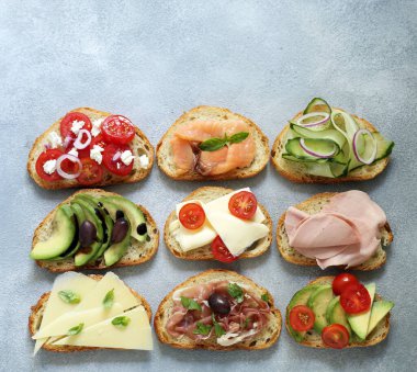 Farklı dolgularla sıralanmış bruschetta.