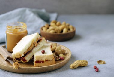 Fıstık ezmeli ve reçelli sandviç.