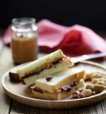 Fıstık ezmeli ve reçelli sandviç.