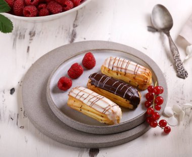 Çikolata kremalı ve dutlu ekler.