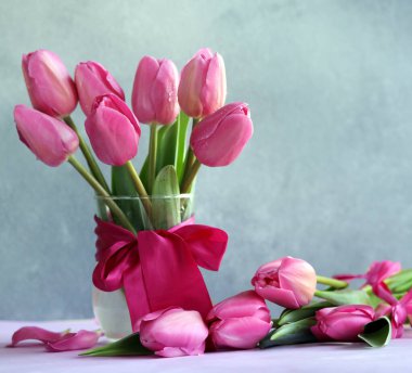 Süs ve hediye için pembe çiçek laleleri.