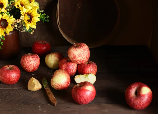 Cosecha Manzanas Orgánicas Sobre Fondo Madera — Foto de Stock