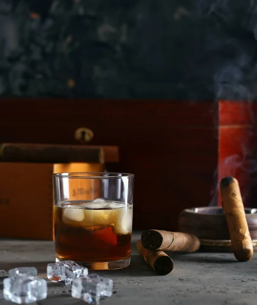 Puro Vidrio Con Whisky Estilo Oficina Los Hombres —  Fotos de Stock