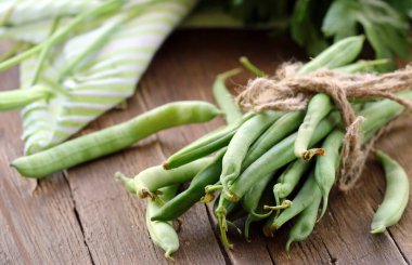 organik yeşil bezelyeler masada.