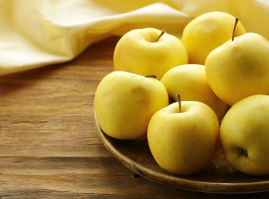 Masanın üzerinde olgun organik elmalar