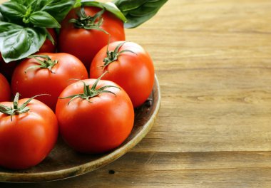 Masanın üzerinde olgun domatesler