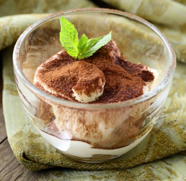 tatlı tiramisu cam porsiyonda servis edilir.