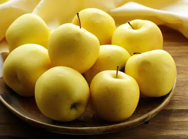 Pommes Biologiques Mûres Sur Une Assiette Sur Table — Photo