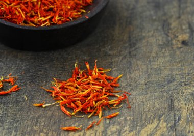 Tahta masada taze organik baharatlar safranı.