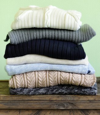 Rafta örülmüş kalın kazaklar.