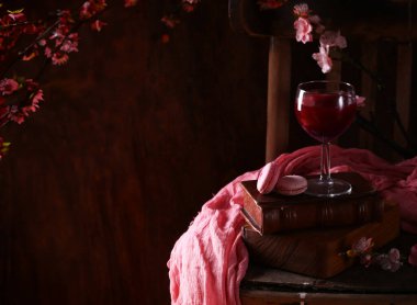 Atmosferik natürmort tatlı, koyu renk.