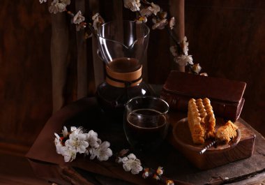 Atmosferik natürmort tatlı, koyu renk.