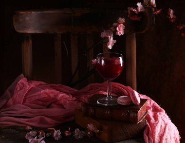 Atmosferik natürmort tatlı, koyu renk.