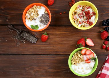 Çeşitli kahvaltı gevrekleri müsli granola ve böğürtlen ve yoğurt karışımı.