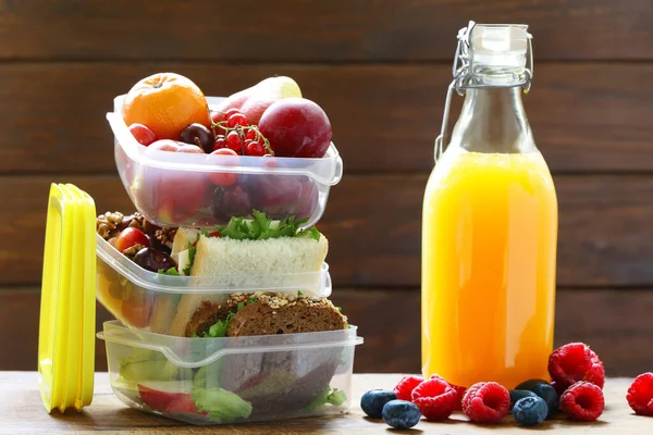 Hälsosam Mat Lunch Box Med Frukt Och Sallad — Stockfoto