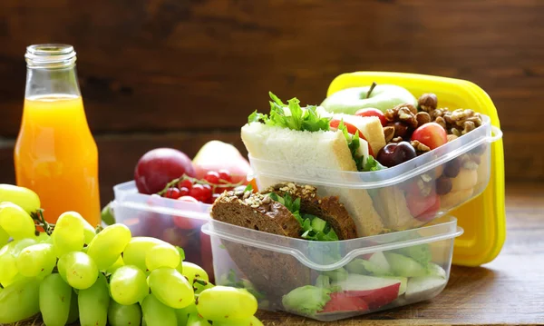 Pudełko Zdrowej Żywności Owocami Sałatką — Zdjęcie stockowe