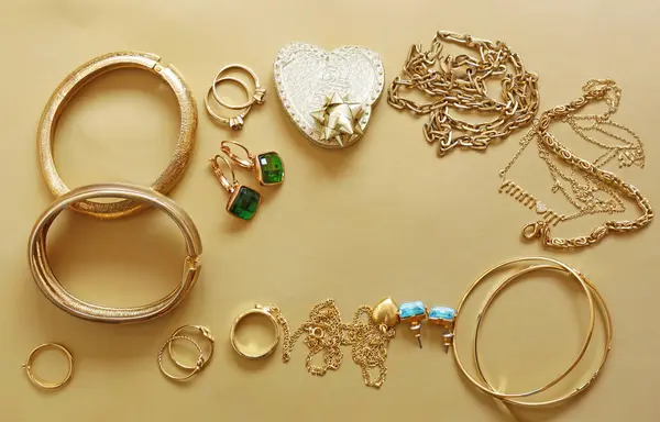 Arany Ékszer Gyűrűk Láncok Medálok Egy Ajándék — Stock Fotó