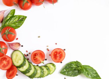 Beyaz arka planda otlar ve baharatlar