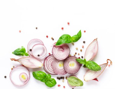 Beyaz arka planda otlar ve baharatlar