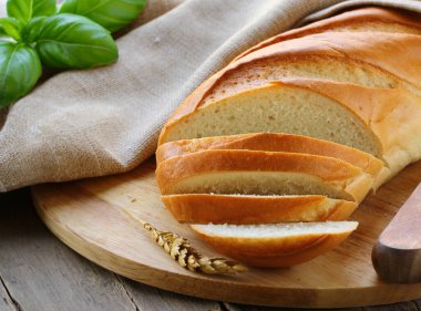 Tahtada dilimlenmiş beyaz ekmek.