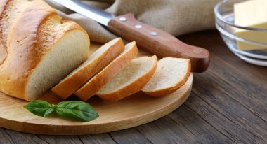 Tahtada dilimlenmiş beyaz ekmek.