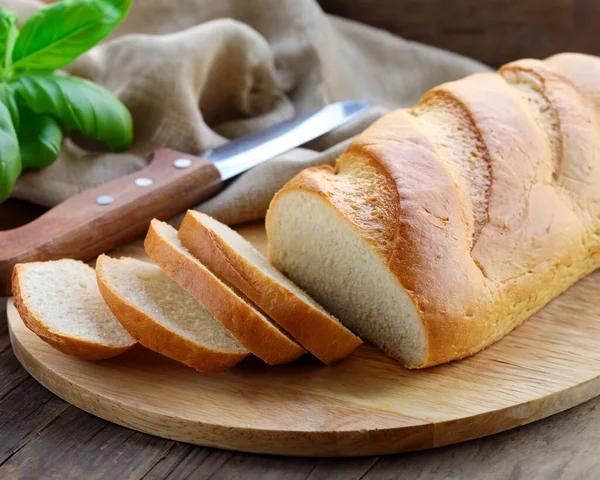 Tahtada dilimlenmiş beyaz ekmek.