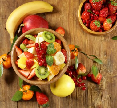 taze böğürtlenli meyve salatası, sağlıklı yemek
