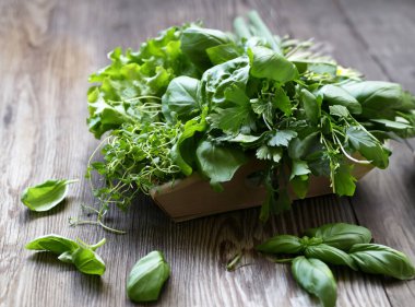 Natürmort organik kokulu otlar ahşap bir masa üzerinde