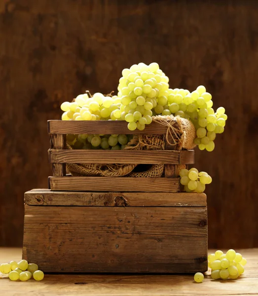 木製の背景に有機の白緑のブドウ — ストック写真