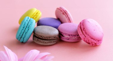 Tatlı ve hediye olarak renkli kurabiyeler.