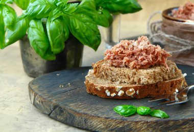 Et riyet riet, çavdar ekmekli lezzetli bir aperatif.