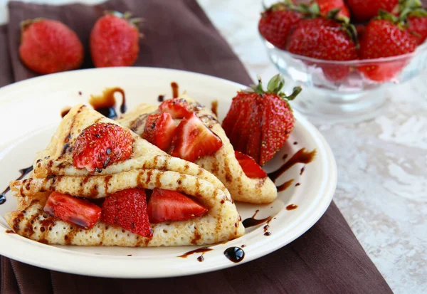 Thin Pancakes Fresh Strawberries Chocolate Sauce — Stock Photo, Image