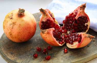 Tahtada taze organik nar meyvesi