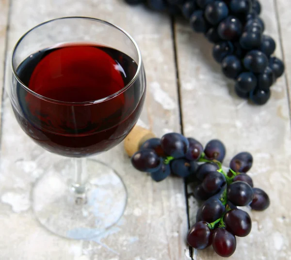 Glas Rode Wijn Een Houten Tafel — Stockfoto