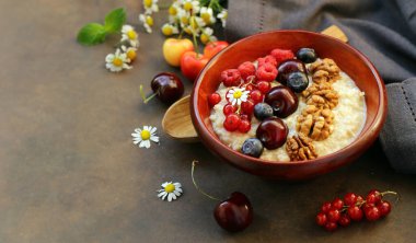 Kahvaltı için çilek ile yulaf lapası