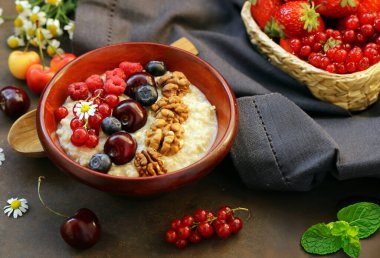 Kahvaltı için çilek ile yulaf lapası