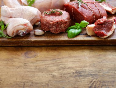 Çiğ et, sığır eti, kıyma, kuzu eti, tavuk çeşitleri.