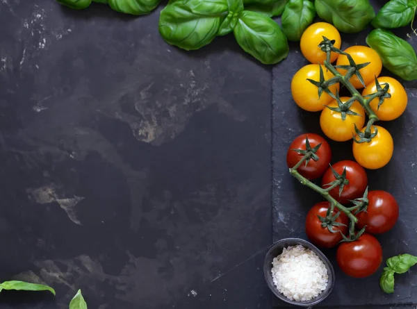 Fondo Alimentare Con Basilico Pomodori — Foto Stock
