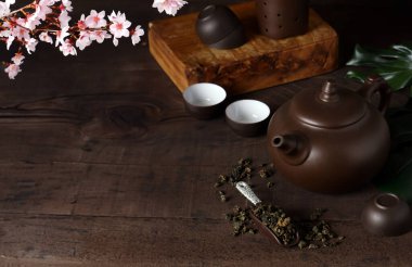 Geleneksel çay seremonisi çaydanlığı masada.