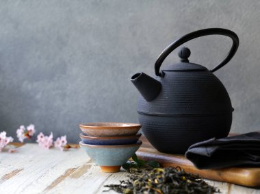 Geleneksel çay seremonisi çaydanlığı masada.